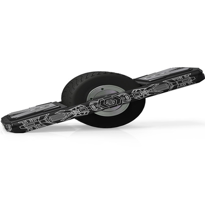 L'individu équilibrant Smart a actionné la planche à roulettes simple de roue