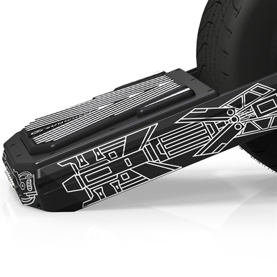 L'individu équilibrant Smart a actionné la planche à roulettes simple de roue