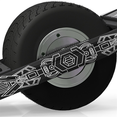 L'individu équilibrant Smart a actionné la planche à roulettes simple de roue