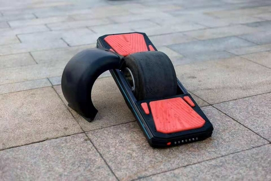 L'individu équilibrant la planche à roulettes 700w électrique a actionné la roue simple de planche à roulettes