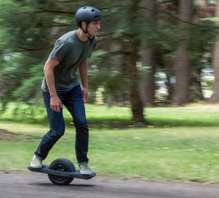 7Ah 1000W a actionné la planche à roulettes simple de roue avec des lumières d'étincelle