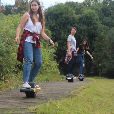La planche de surf manuelle automatique d'Onewheel avec une grande roulent au milieu